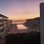 Pieds dans l`eau, piscine face à la mer - Adan beach