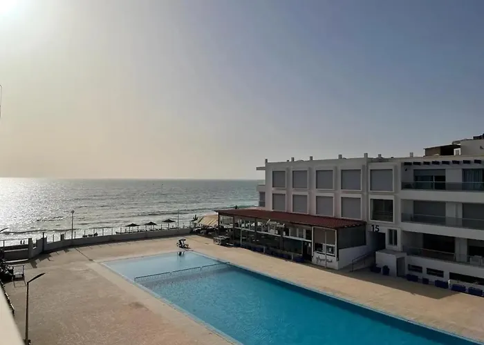 Pieds dans l`eau, piscine face à la mer - Adan beach